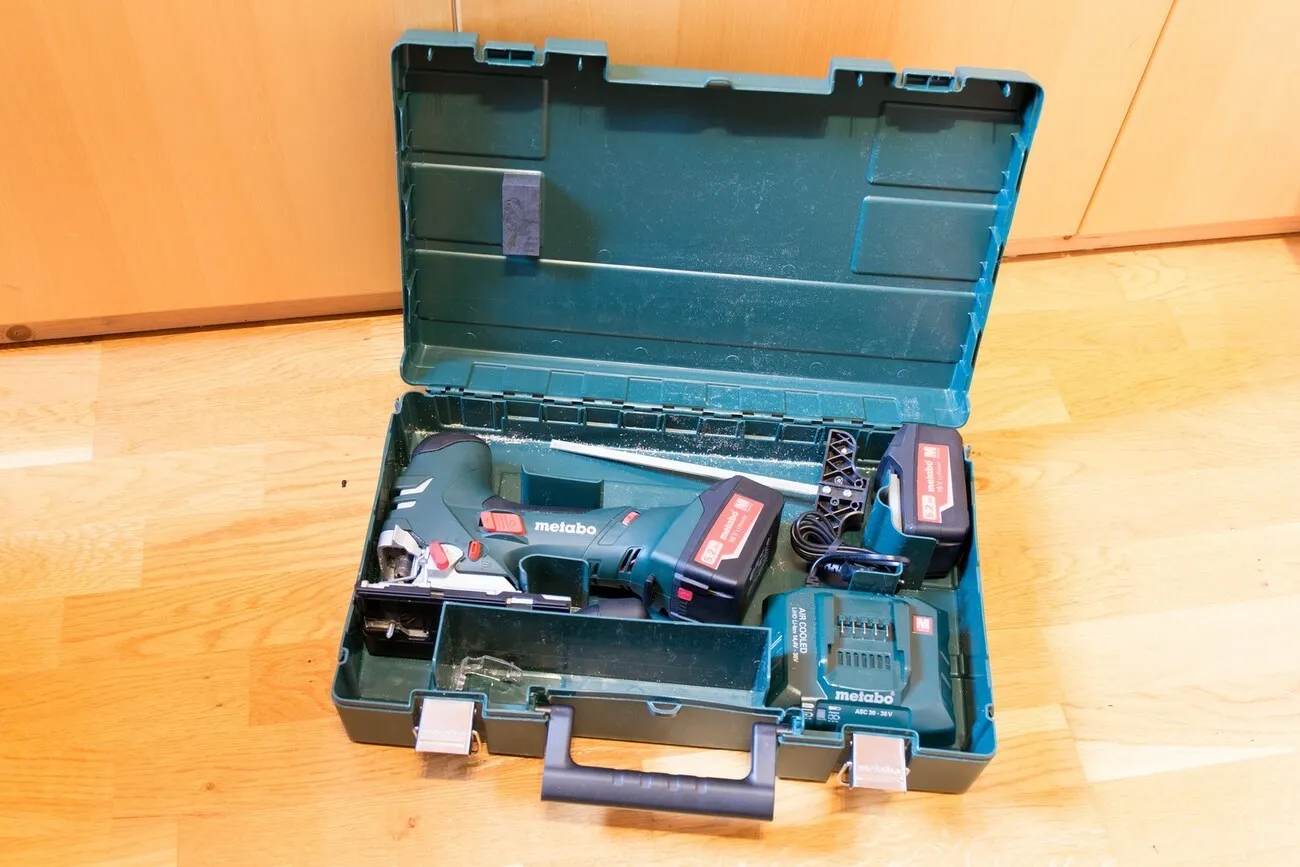 Die Metabo Stichsäge STA 18 LTX 140 im Metabo Koffer.